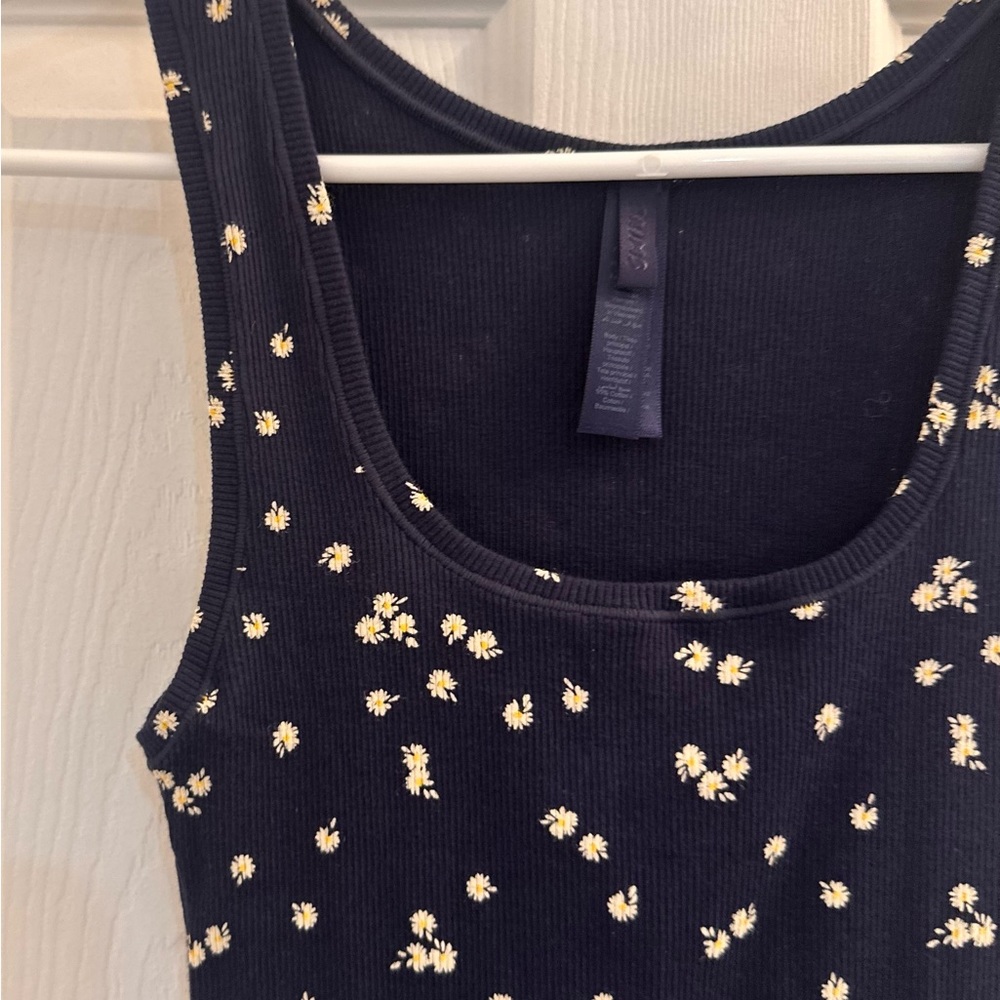 SKIMS Cotton Rib Tank Top in Navy Daisy Print size Large - Picture 5 of 9
